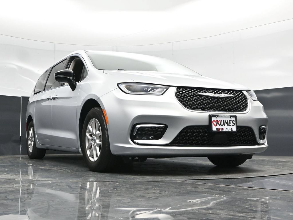 Used 2024 Chrysler Pacifica Touring-L FWD image 55