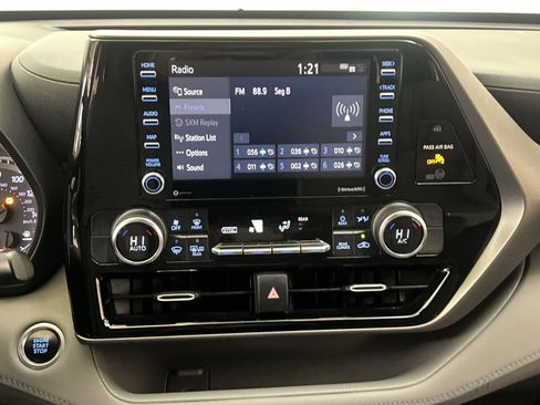 Used 2020 Toyota Highlander L image 16