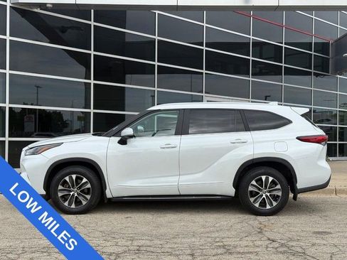 Used 2023 Toyota Highlander XLE AWD/4WD image 6