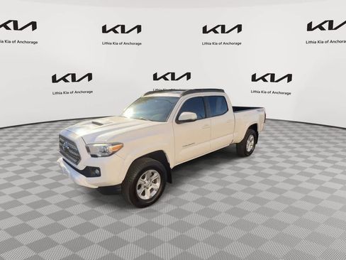 Used 2016 Toyota Tacoma TRD Sport w/ Towing Package AWD/4WD image 4