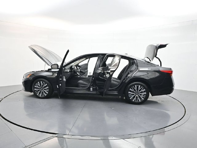 Used 2025 Nissan Altima 2.5 SV FWD image 43