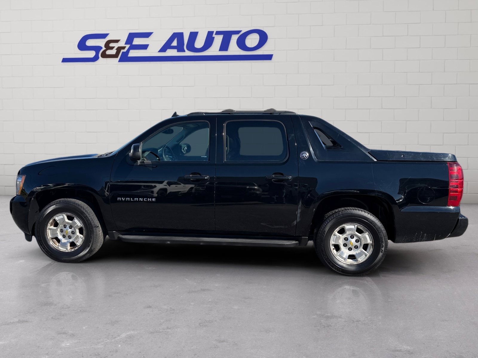 Used 2013 Chevrolet Avalanche LS AWD/4WD image 2
