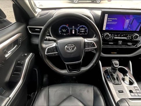 Used 2025 Toyota Highlander Limited image 6