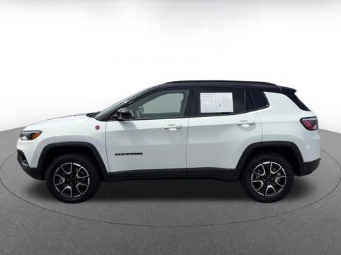 Used 2025 Jeep Compass Trailhawk image 9
