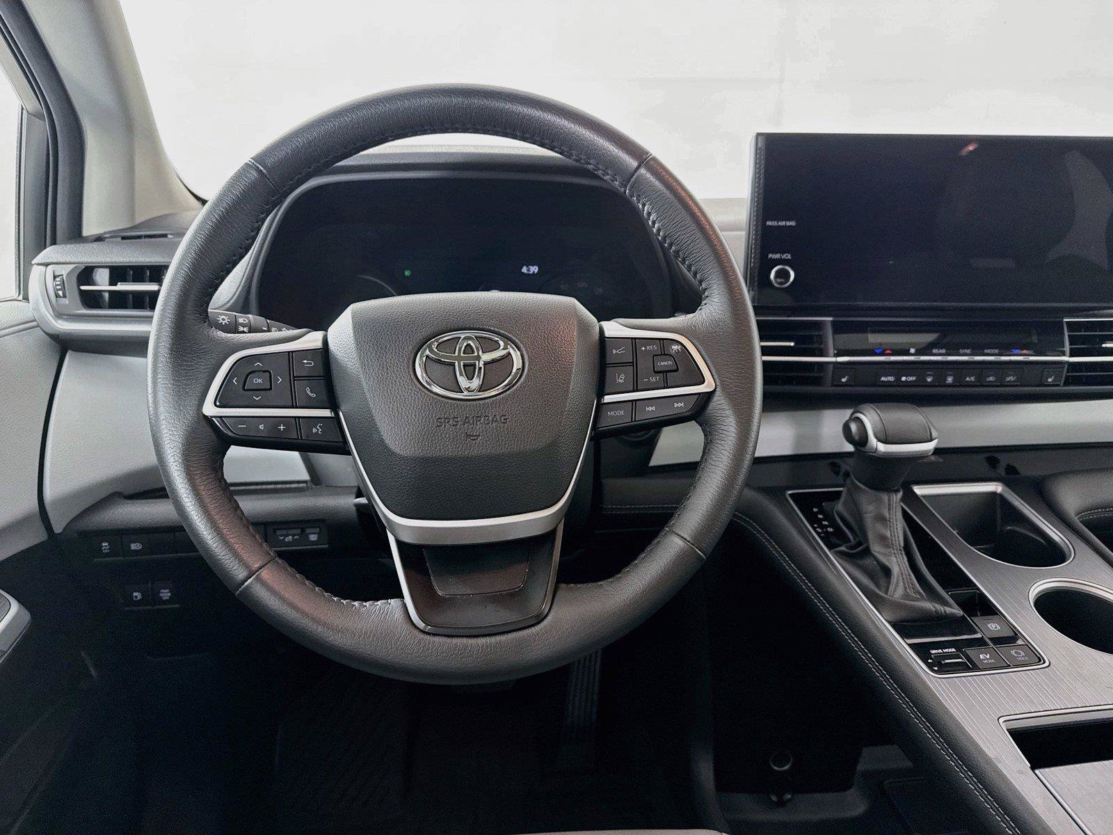 Certified 2025 Toyota Sienna XLE FWD image 31