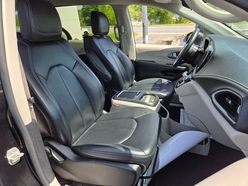 Used 2023 Chrysler Pacifica Touring-L FWD image 17