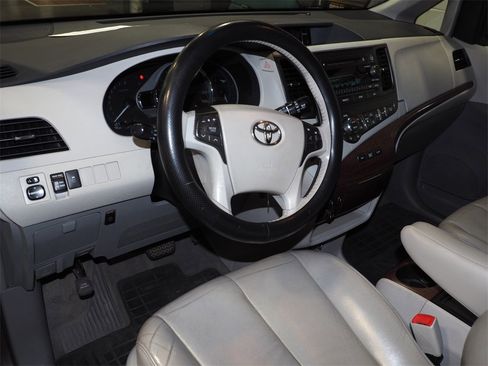 Used 2014 Toyota Sienna XLE image 5
