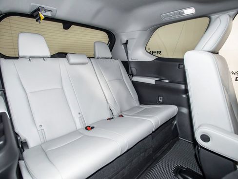 Used 2025 Toyota Grand Highlander AWD image 17