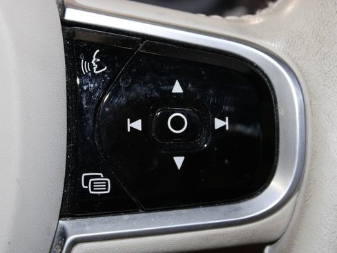 Used 2020 Volvo XC90 T6 Momentum image 26