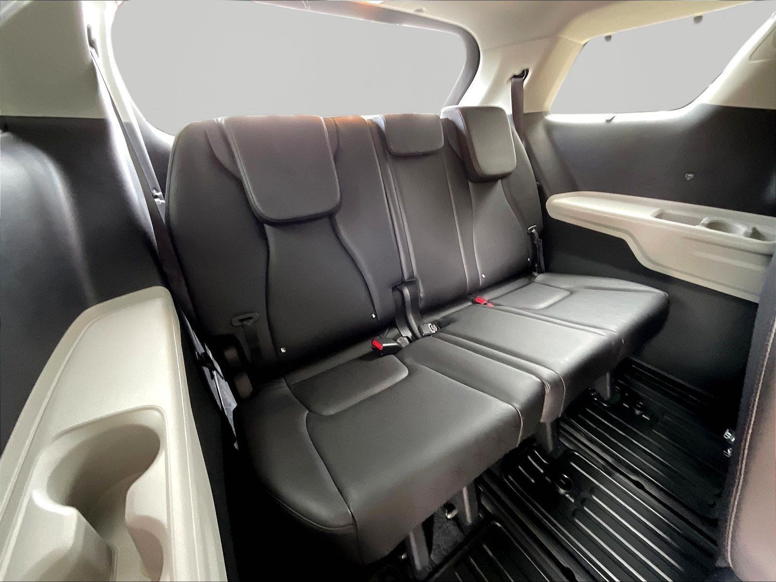 Used 2024 Kia Carnival EX FWD image 25