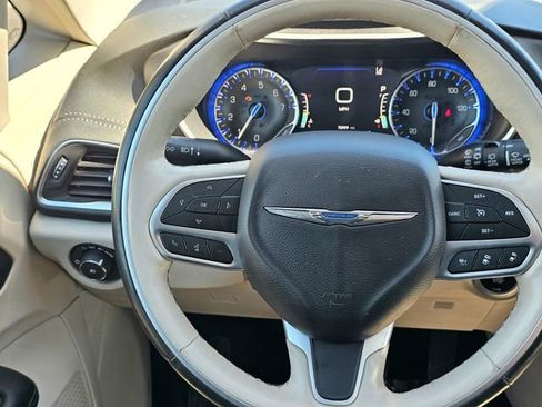 Used 2020 Chrysler Pacifica Limited w/ Tire & Wheel Group FWD image 35