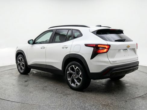 Used 2025 Chevrolet Trax LT FWD image 6