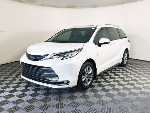 Used 2025 Toyota Sienna Limited FWD image 7
