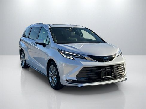 Used 2023 Toyota Sienna Platinum image 3