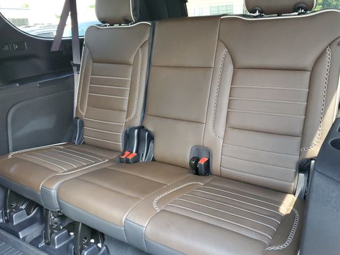 Used 2025 GMC Yukon XL Denali Ultimate AWD/4WD image 12