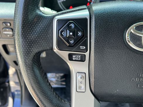 Used 2018 Toyota 4Runner SR5 AWD/4WD image 32
