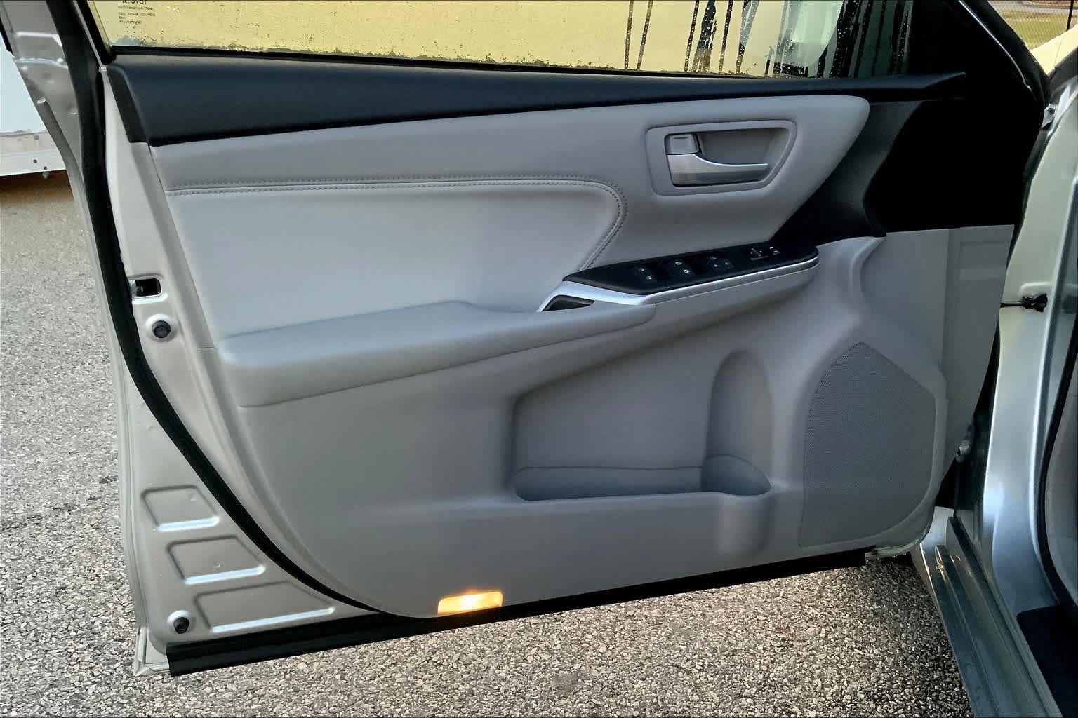 Used 2017 Toyota Camry XLE w/ Moonroof Package FWD image 22