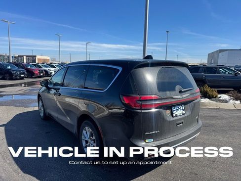 Used 2024 Chrysler Pacifica Touring-L image 5