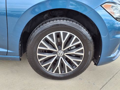 Used 2021 Volkswagen Jetta SE w/ SE Cold Weather Package image 9