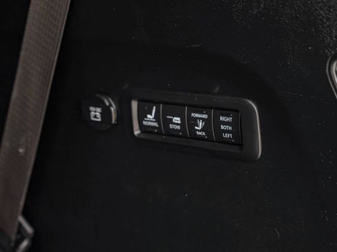 Used 2018 Chrysler Pacifica Limited image 71