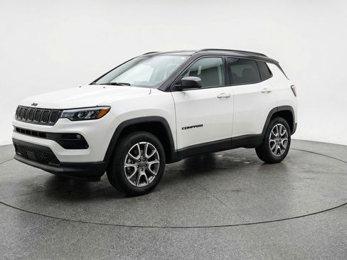 Used 2025 Jeep Compass Trailhawk AWD/4WD image 3