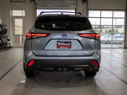 Used 2021 Toyota Highlander XLE AWD/4WD image 8