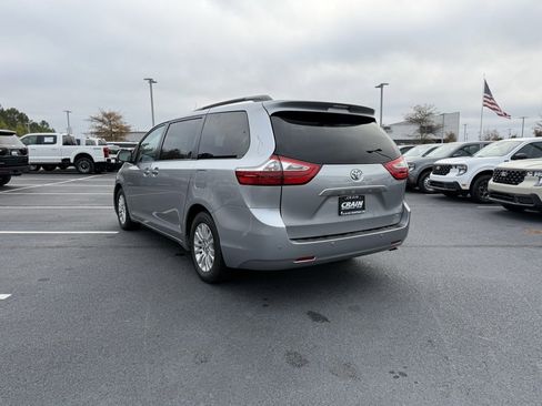 Used 2017 Toyota Sienna XLE image 5
