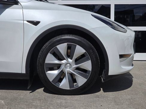 Used 2021 Tesla Model Y Long Range AWD/4WD image 38