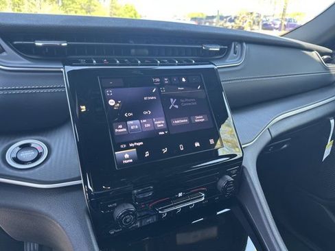 New 2025 Jeep Grand Cherokee L Laredo image 27