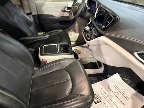 Used 2022 Chrysler Pacifica Touring-L image 25