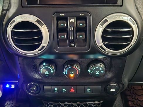 Used 2017 Jeep Wrangler Unlimited Sahara w/ Connectivity Group AWD/4WD image 38
