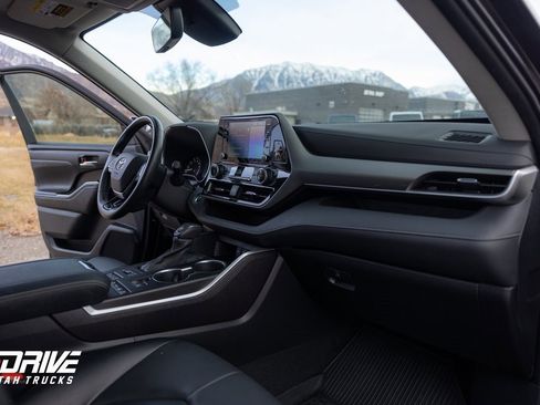 Used 2021 Toyota Highlander XLE image 17