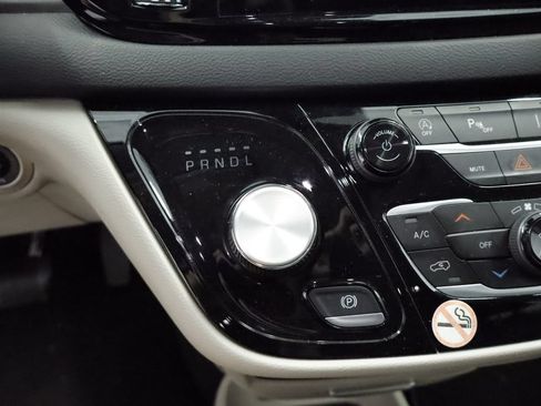 Certified 2023 Chrysler Pacifica Touring-L FWD image 29