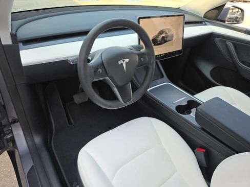 Used 2024 Tesla Model Y Long Range RWD image 17