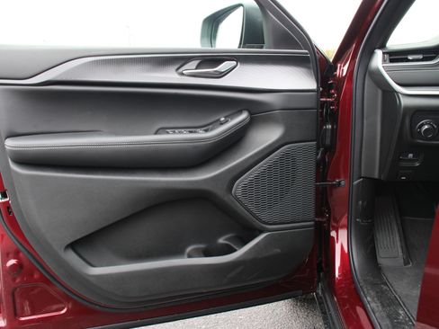 New 2025 Jeep Grand Cherokee L Laredo image 6