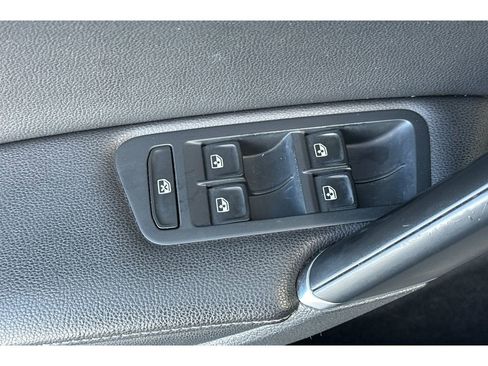 Used 2018 Volkswagen Golf SE image 12