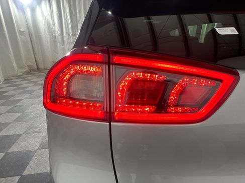 Used 2019 Kia Niro EX Premium w/ Sunroof Package image 17