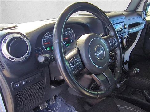 Used 2017 Jeep Wrangler Unlimited Rubicon w/ Connectivity Group image 9