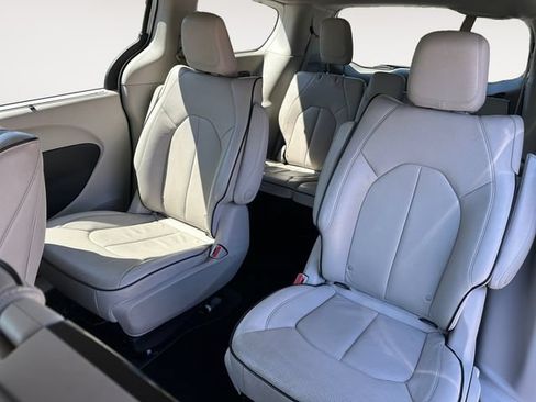 Used 2020 Chrysler Pacifica Limited w/ Advanced Safetytec Group FWD image 13