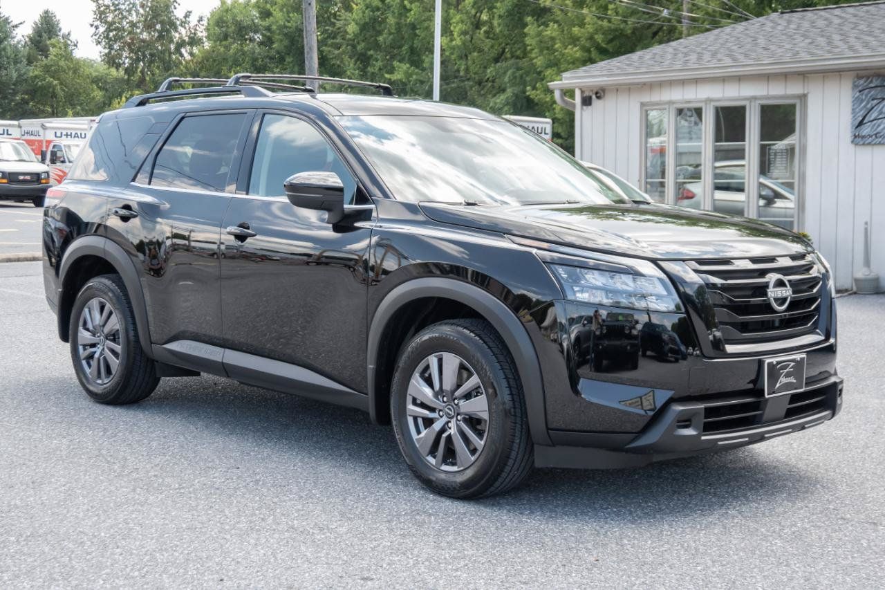 Used 2024 Nissan Pathfinder SV w/ Black Appearance Package AWD/4WD image 4