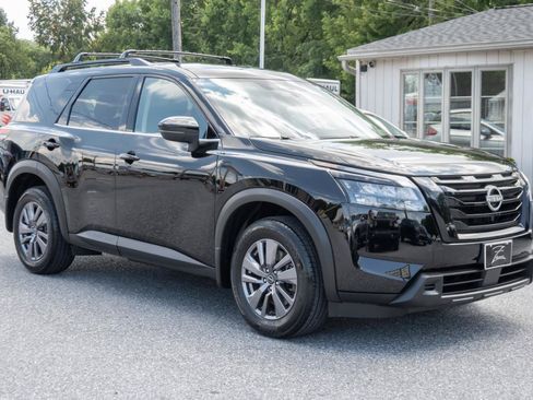 Used 2024 Nissan Pathfinder SV w/ Black Appearance Package AWD/4WD image 4