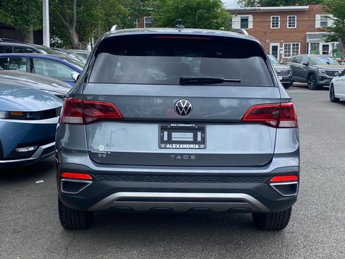 Used 2022 Volkswagen Taos SE w/ Panoramic Sunroof Package FWD image 4