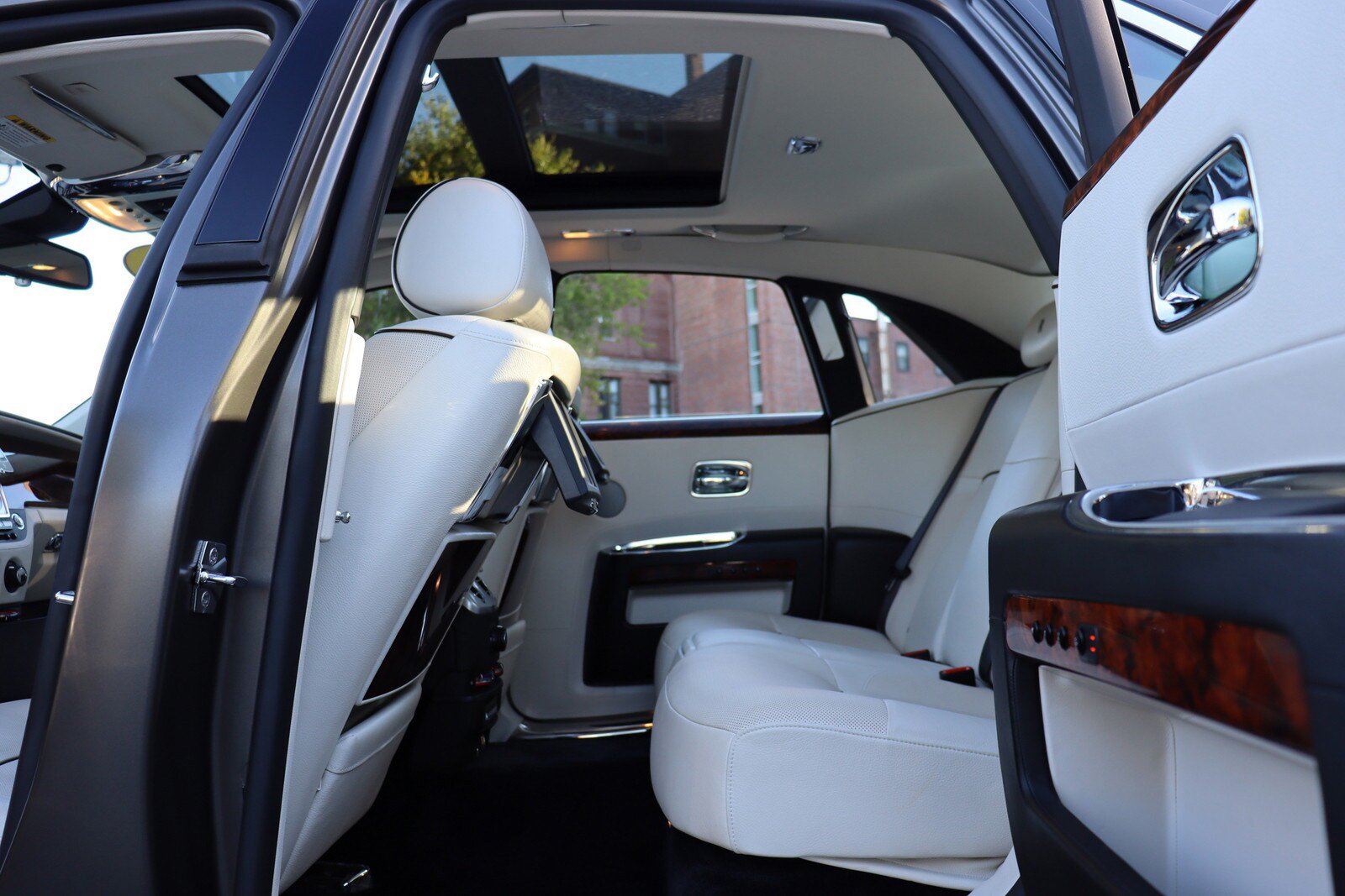 Used 2014 Rolls-Royce Ghost RWD image 23