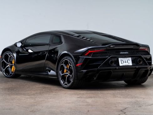 Used 2022 Lamborghini Huracan EVO RWD image 8