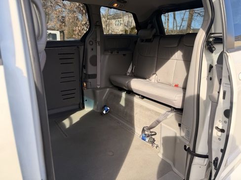 Used 2009 Toyota Sienna XLE image 19