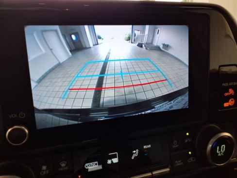 Used 2023 Toyota Highlander L FWD image 12