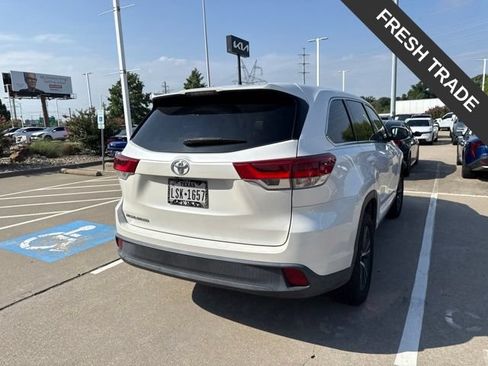 Used 2019 Toyota Highlander LE FWD image 4