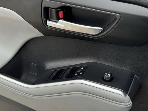 Used 2024 Toyota Highlander XLE image 23
