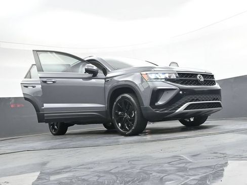 Used 2023 Volkswagen Taos SE w/ Panoramic Sunroof Package AWD/4WD image 42