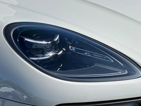 Used 2025 Porsche Macan AWD/4WD image 35